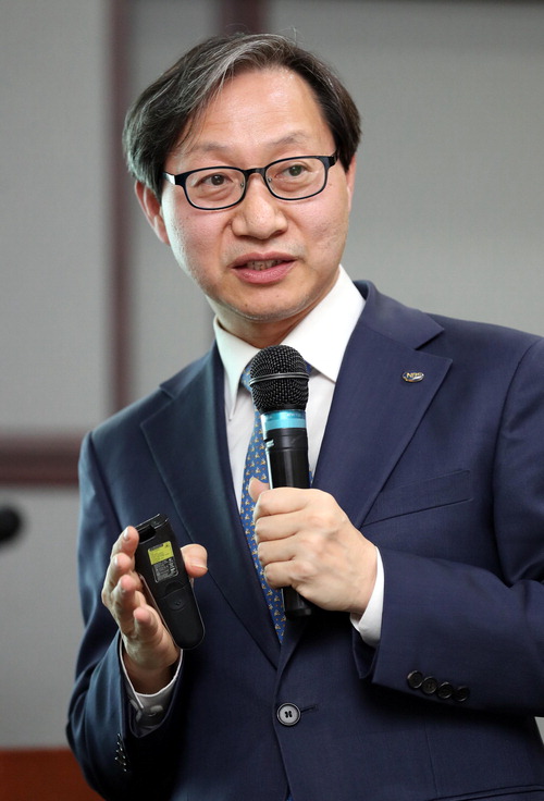 코스피 급락에도 국민연금 이사장 “단기 조정 가능성” 언급